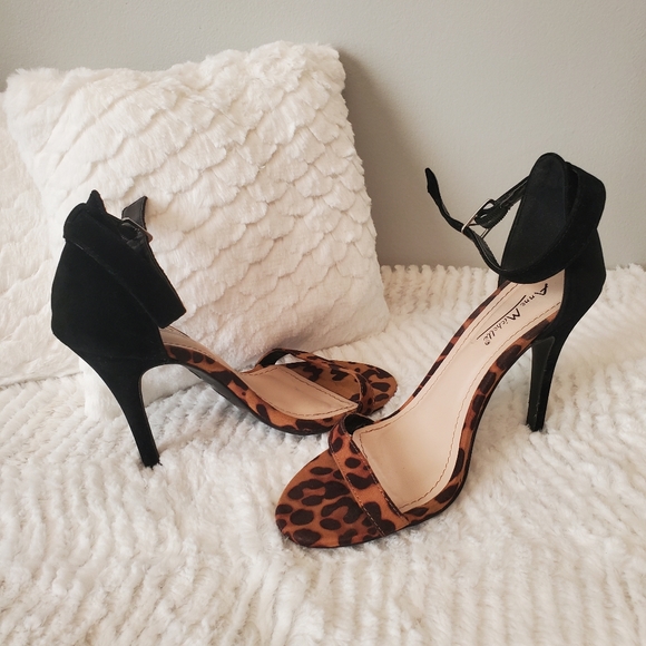 Women Heels - Picture 2 of 4